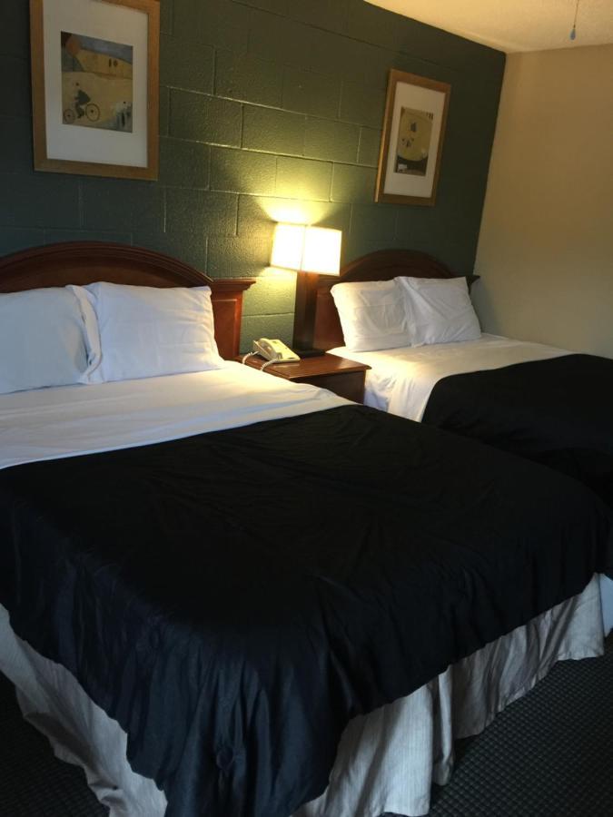 Lenox Hope Inn מראה חיצוני תמונה