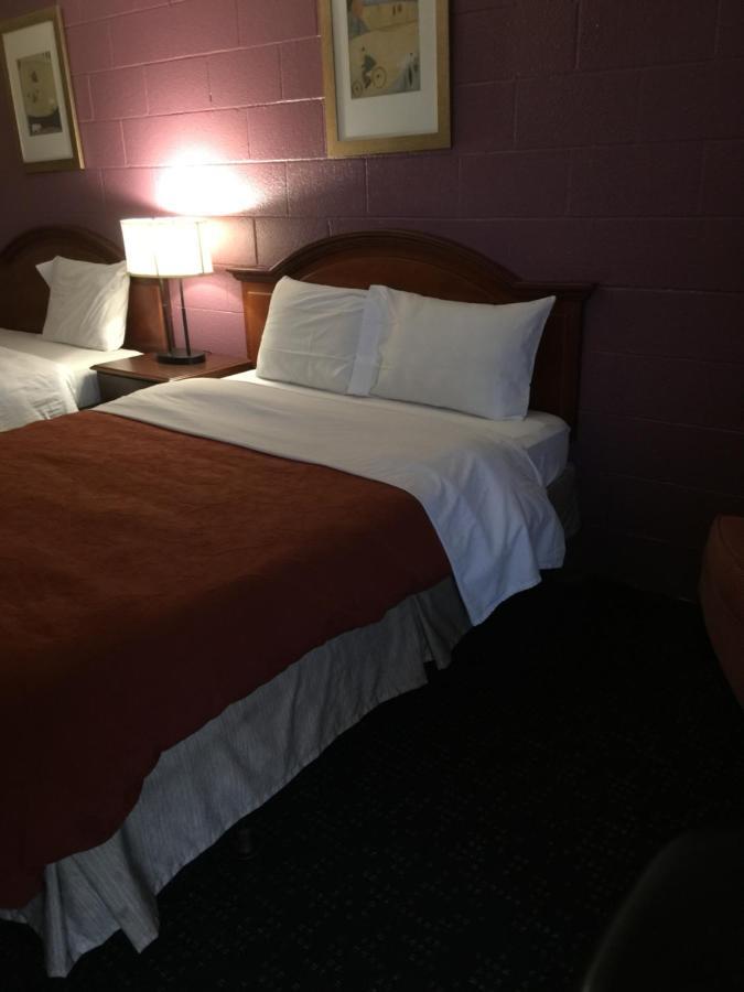 Lenox Hope Inn מראה חיצוני תמונה