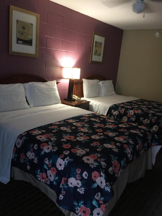 Lenox Hope Inn מראה חיצוני תמונה
