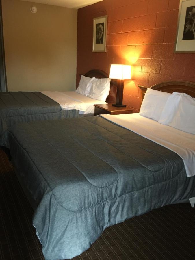 Lenox Hope Inn מראה חיצוני תמונה