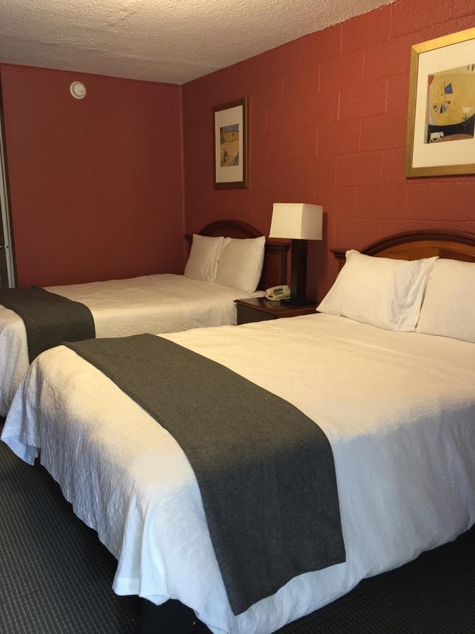 Lenox Hope Inn מראה חיצוני תמונה