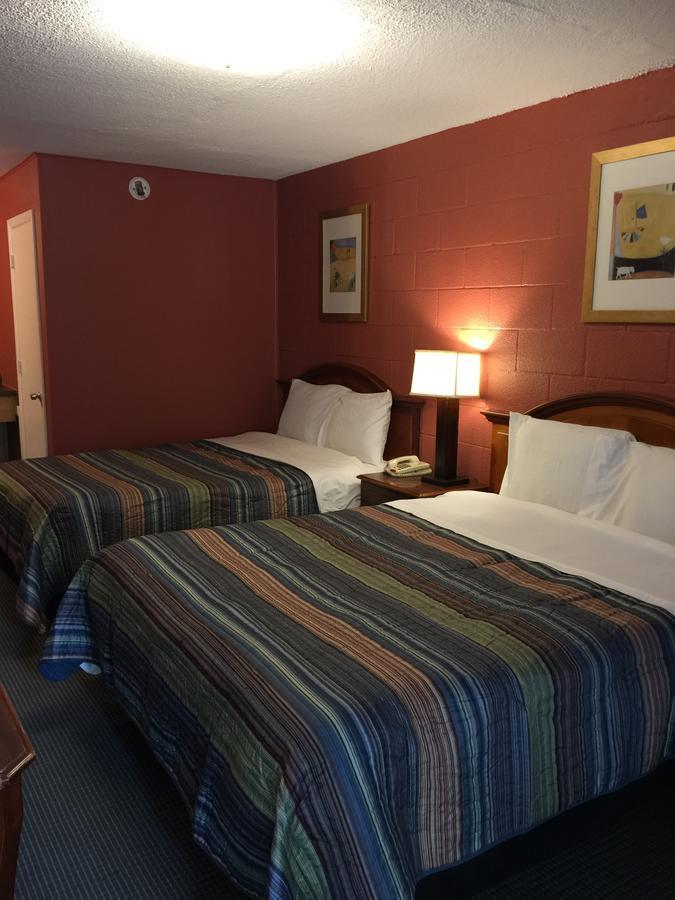 Lenox Hope Inn מראה חיצוני תמונה