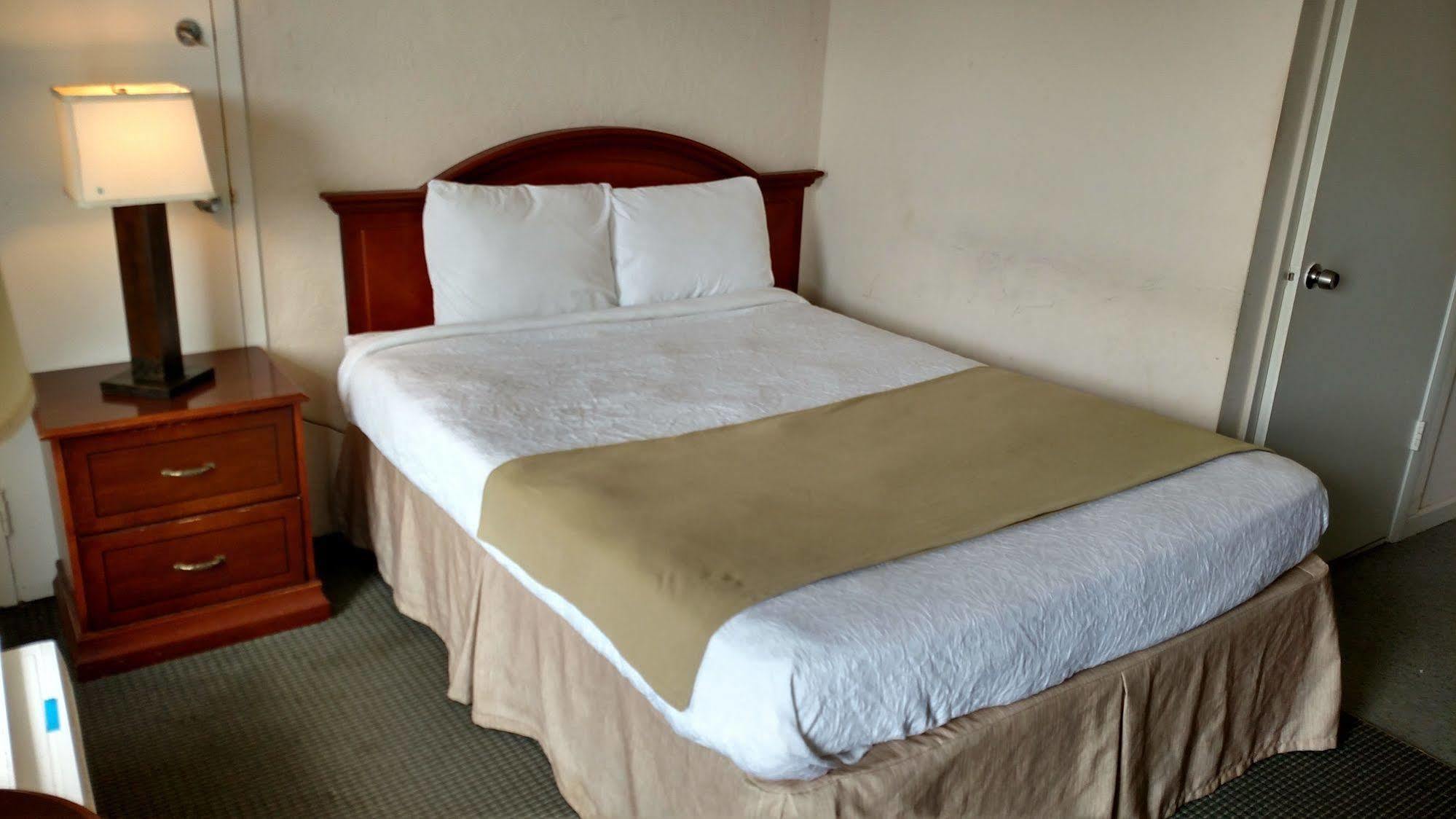 Lenox Hope Inn מראה חיצוני תמונה