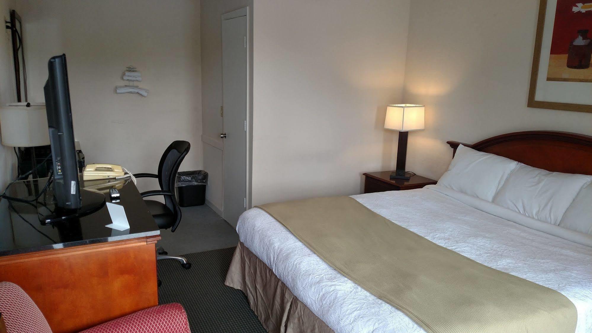 Lenox Hope Inn מראה חיצוני תמונה