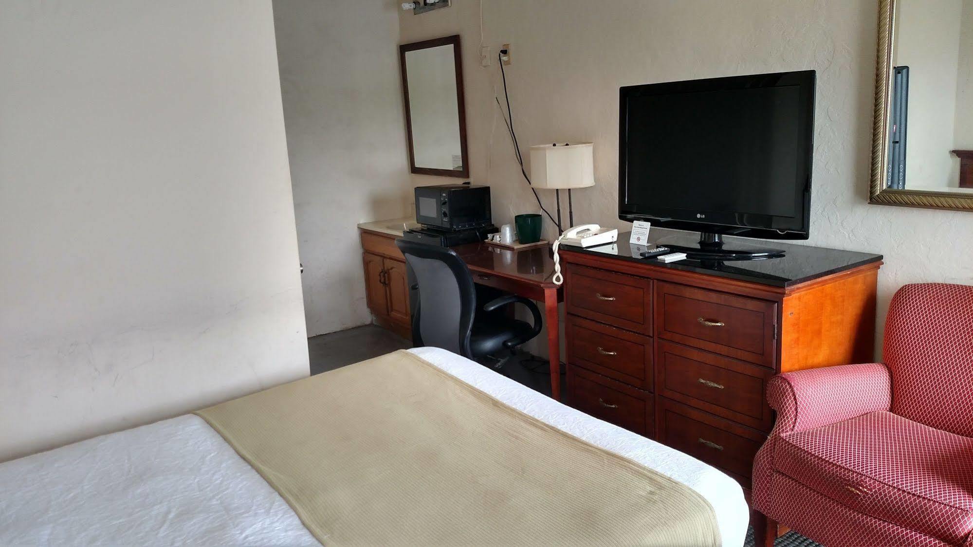 Lenox Hope Inn מראה חיצוני תמונה