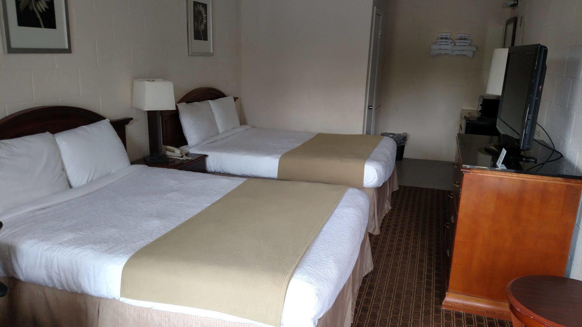Lenox Hope Inn מראה חיצוני תמונה
