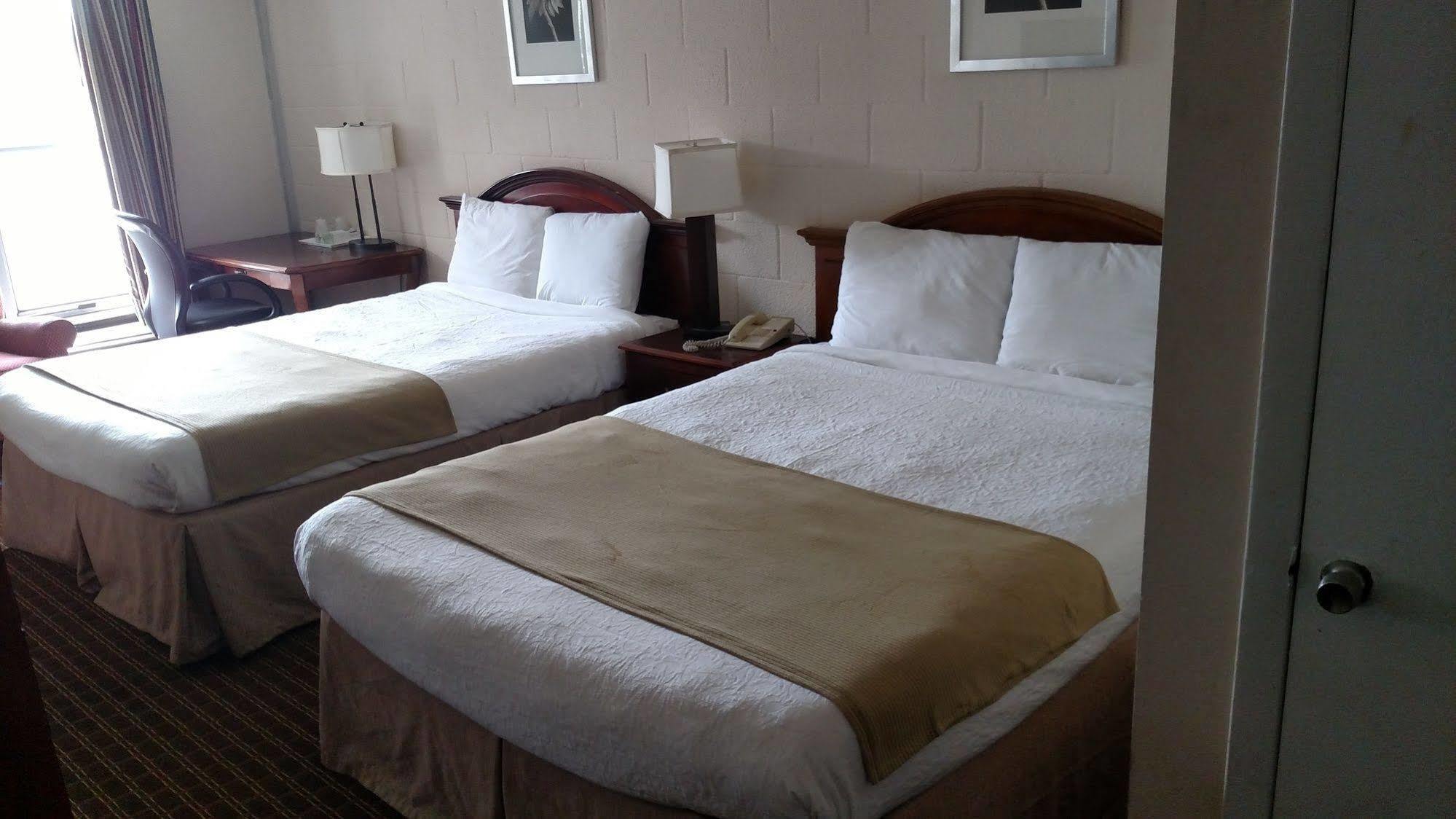 Lenox Hope Inn מראה חיצוני תמונה